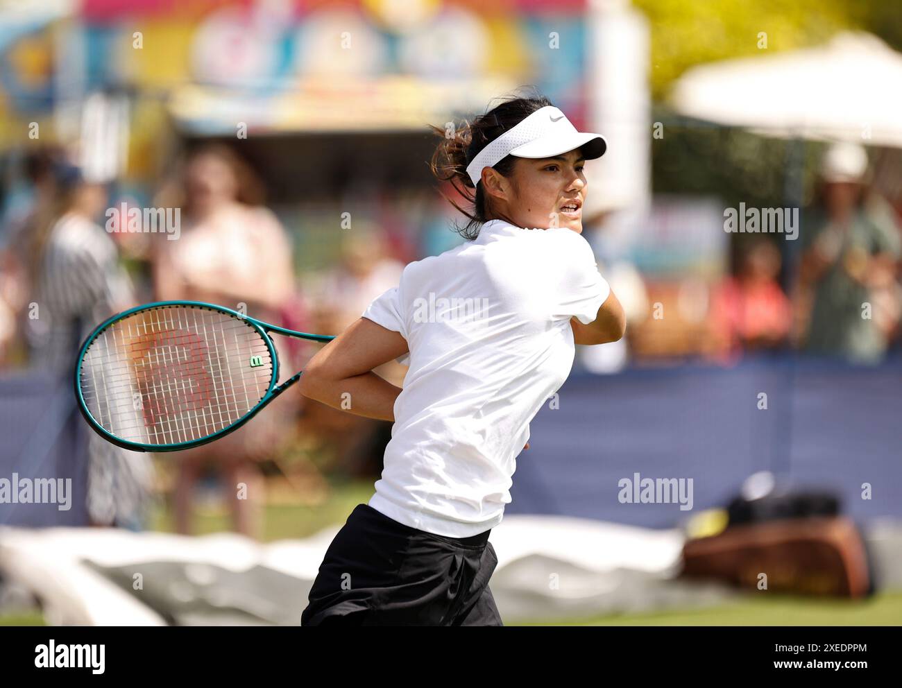 27 giugno 2024; Devonshire Park, Eastbourne, East Sussex, Inghilterra: Rothesay International Eastbourne, giorno 4, Emma Raducanu (GBR) pratica davanti al suo match di quarti di finale femminile con Daria Kasatkina (rus) Foto Stock 27 giugno 2024; Devonshire Park, Eastbourne, East Sussex, Inghilterra: Rothesay International Eastbourne, giorno 4, Emma Raducanu (GBR) pratica davanti al suo match di quarti di finale femminile con Daria Kasatkina (rus) Foto Stock