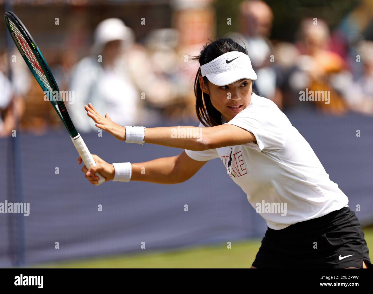 27 giugno 2024; Devonshire Park, Eastbourne, East Sussex, Inghilterra: Rothesay International Eastbourne, giorno 4, Emma Raducanu (GBR) pratica davanti al suo match di quarti di finale femminile con Daria Kasatkina (rus) Foto Stock 27 giugno 2024; Devonshire Park, Eastbourne, East Sussex, Inghilterra: Rothesay International Eastbourne, giorno 4, Emma Raducanu (GBR) pratica davanti al suo match di quarti di finale femminile con Daria Kasatkina (rus) Foto Stock