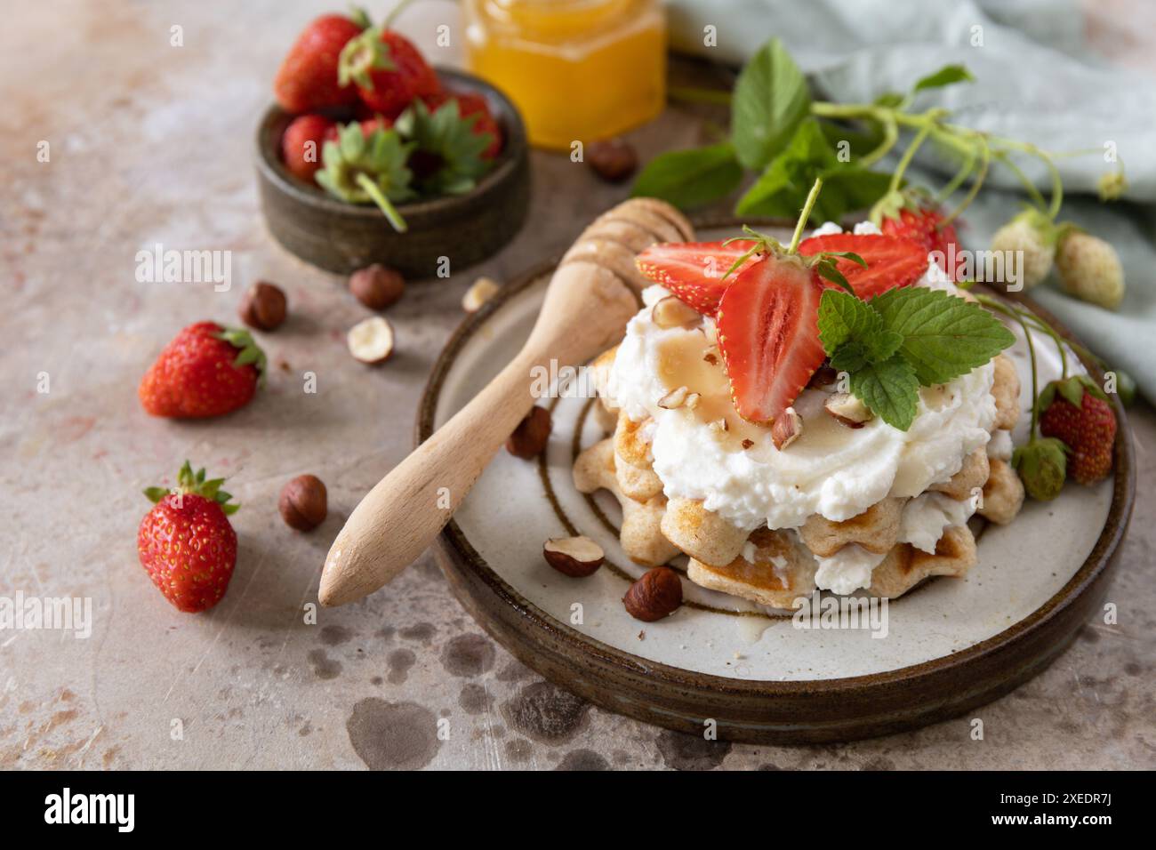 Waffle belgi con fragole fresche di frutti di bosco e ricotta per colazione su sfondo sasso. Foto Stock