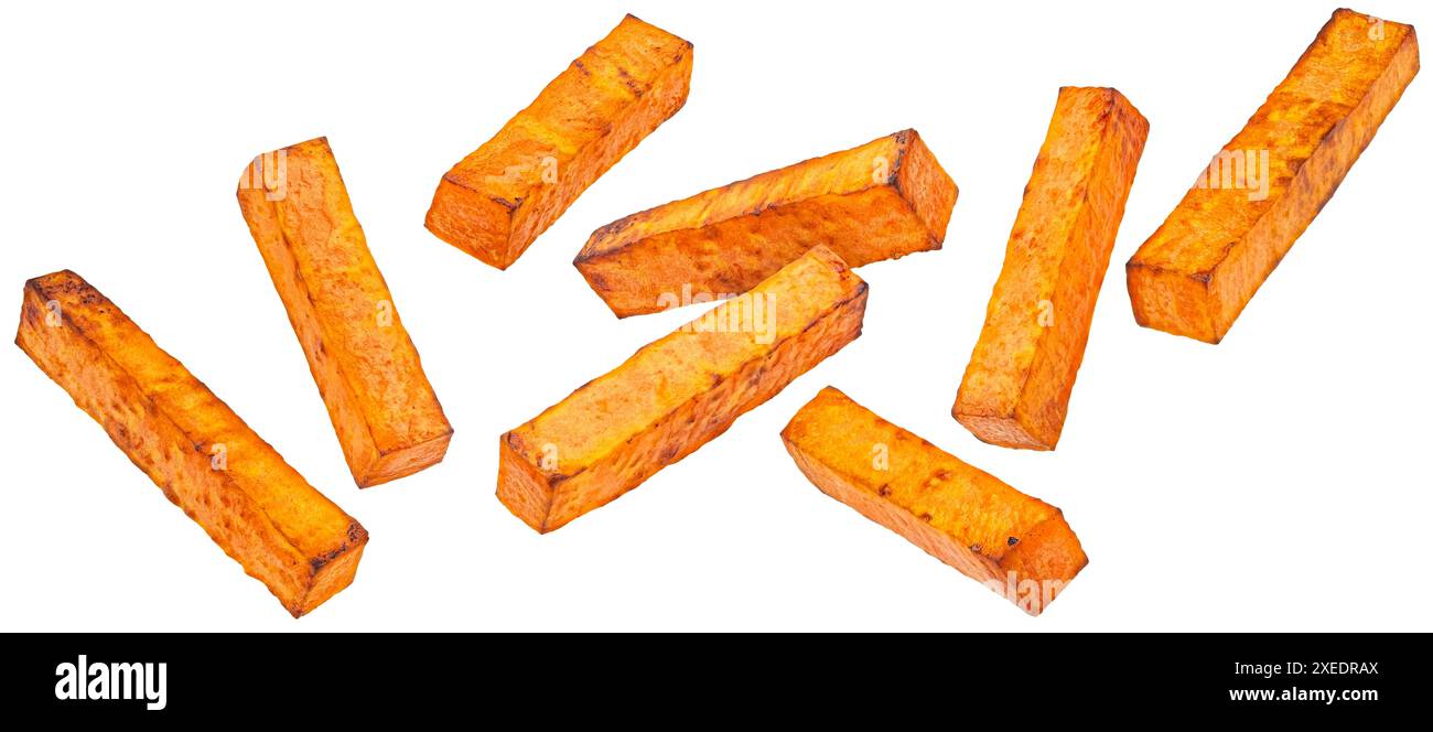 Bastoncini di patate dolci al forno isolati su sfondo bianco Foto Stock