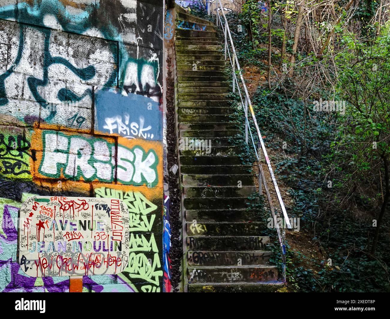 Scale, con pareti decorate con graffiti, che conducono dalla vecchia linea ferroviaria, la Petite Ceinture, ad Avenue Jean Moulin, 14° arrondissement, Parigi. Foto Stock