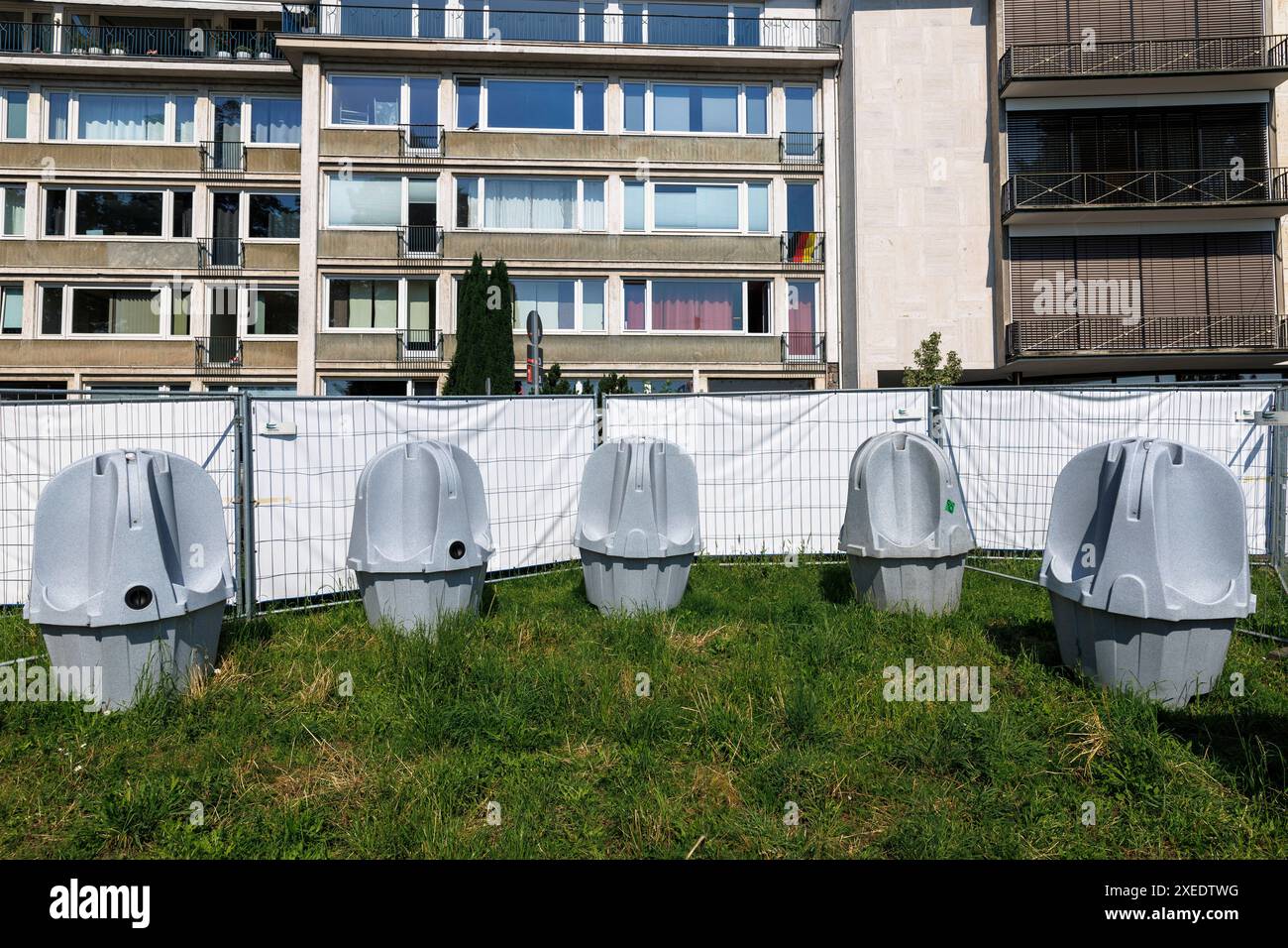 Orinatoi mobili in piedi sulla strada Konrad-Adenauer-Ufer nell'area di osservazione pubblica durante UEFA Euro 2024, Colonia, Germania. Mobile Urinale Steh Foto Stock