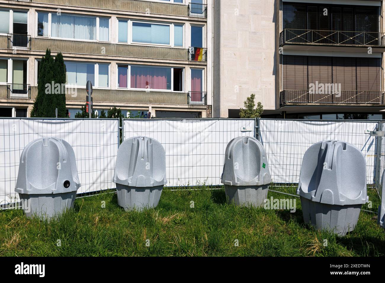 Orinatoi mobili in piedi sulla strada Konrad-Adenauer-Ufer nell'area di osservazione pubblica durante UEFA Euro 2024, Colonia, Germania. Mobile Urinale Steh Foto Stock