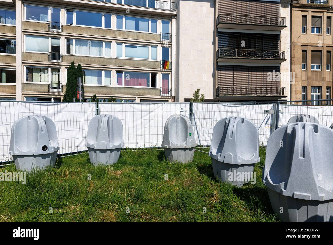 Orinatoi mobili in piedi sulla strada Konrad-Adenauer-Ufer nell'area di osservazione pubblica durante UEFA Euro 2024, Colonia, Germania. Mobile Urinale Steh Foto Stock