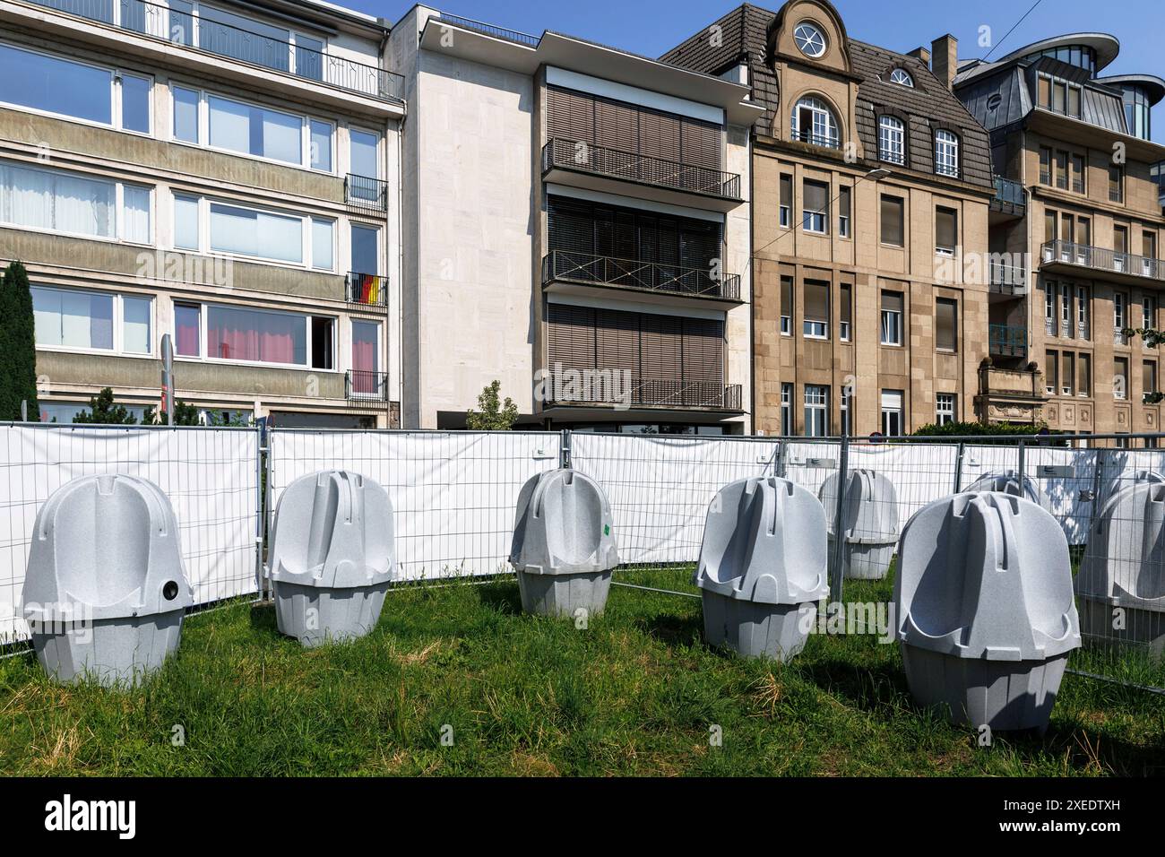 Orinatoi mobili in piedi sulla strada Konrad-Adenauer-Ufer nell'area di osservazione pubblica durante UEFA Euro 2024, Colonia, Germania. Mobile Urinale Steh Foto Stock