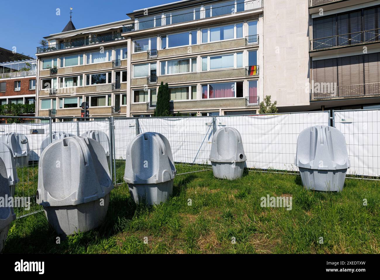 Orinatoi mobili in piedi sulla strada Konrad-Adenauer-Ufer nell'area di osservazione pubblica durante UEFA Euro 2024, Colonia, Germania. Mobile Urinale Steh Foto Stock
