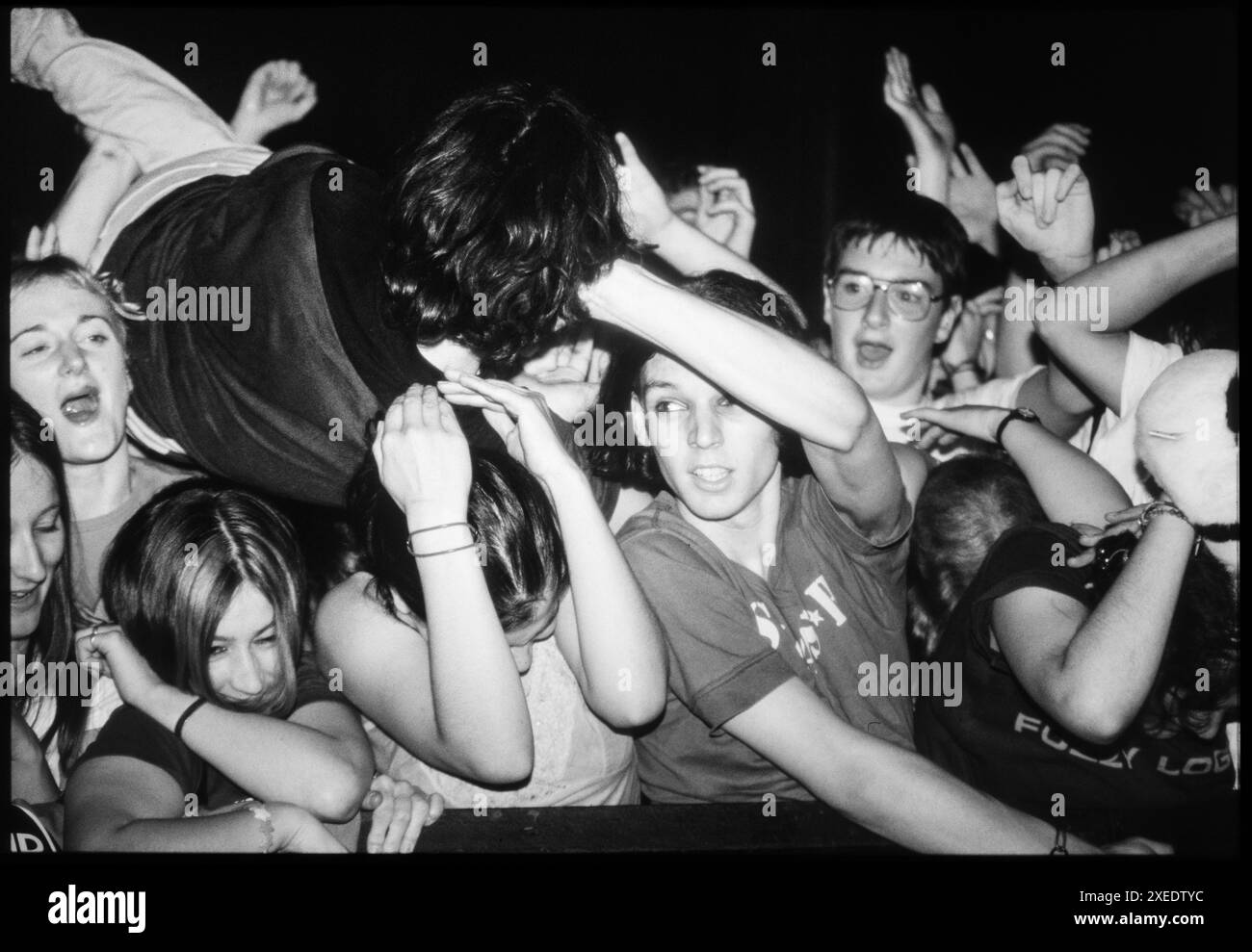 CROWDSURFER, BRITPOP FANS, CONCERTO, CARDIFF, 1997: I giovani ragazzi e le ragazze affrontano con un crowdsurfer in prima fila Britpop per i Super Furry Animals che suonano al Bute Park di Cardiff, Galles, Regno Unito il 27 luglio 1997. Foto: Rob Watkins. INFO: Super Furry Animals è un gruppo musicale gallese formatosi nel 1993, noto per il loro stile eclettico che fonde rock, psichedelia e musica elettronica. Acclamati per album come "Rings Around the World" e "Phantom Power", sono una parte fondamentale della scena alternativa degli anni '1990. Foto Stock