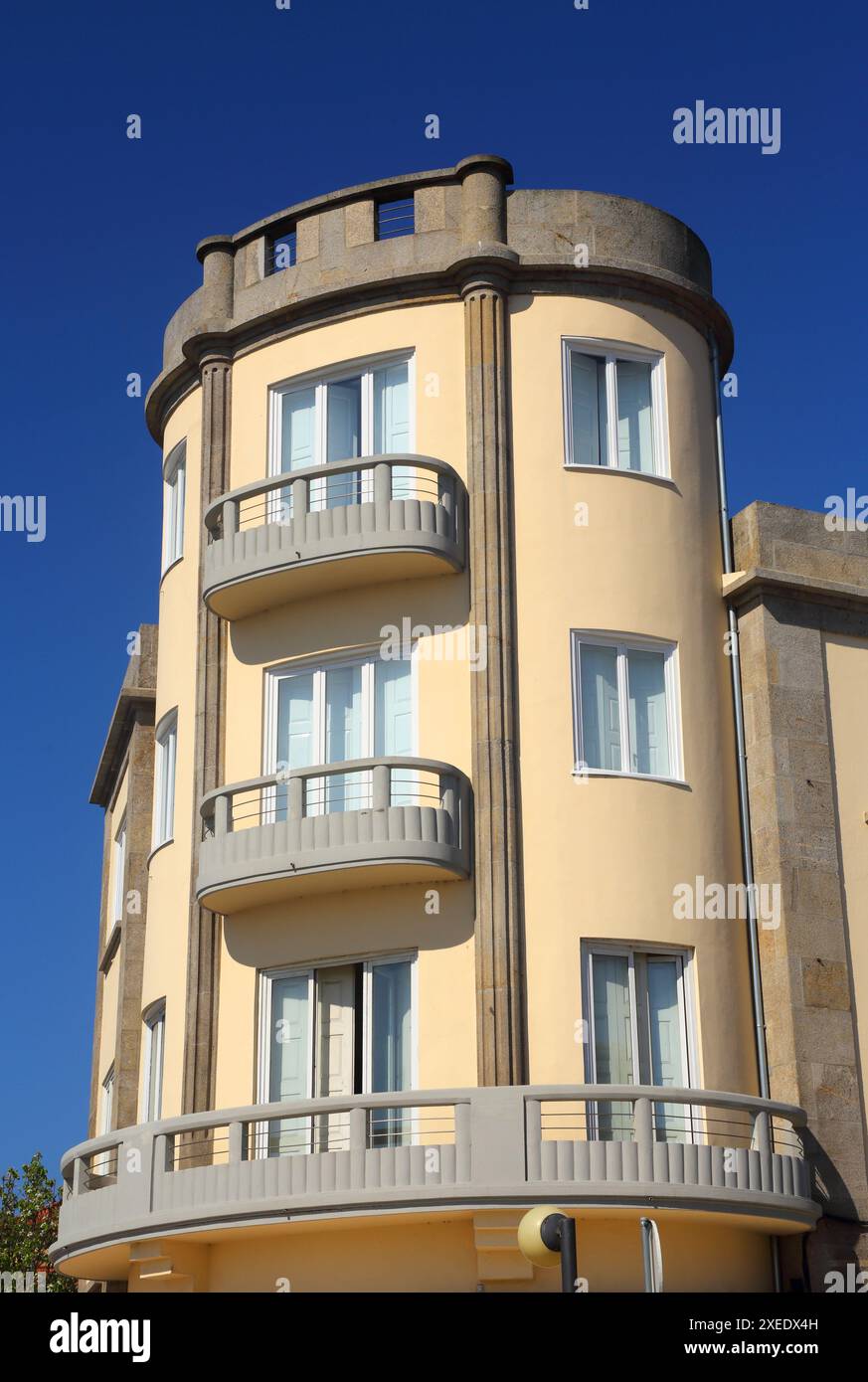 Un bell'esempio di facciata di un edificio Art Deco a Viana do Castelo, regione di Minho, Portogallo. Foto Stock