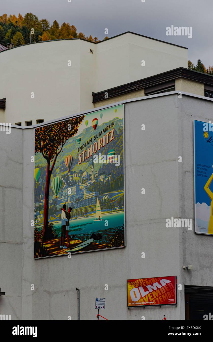 Poster di viaggio di St Moritz sul lato di un edificio nella città di St Moritz Foto Stock
