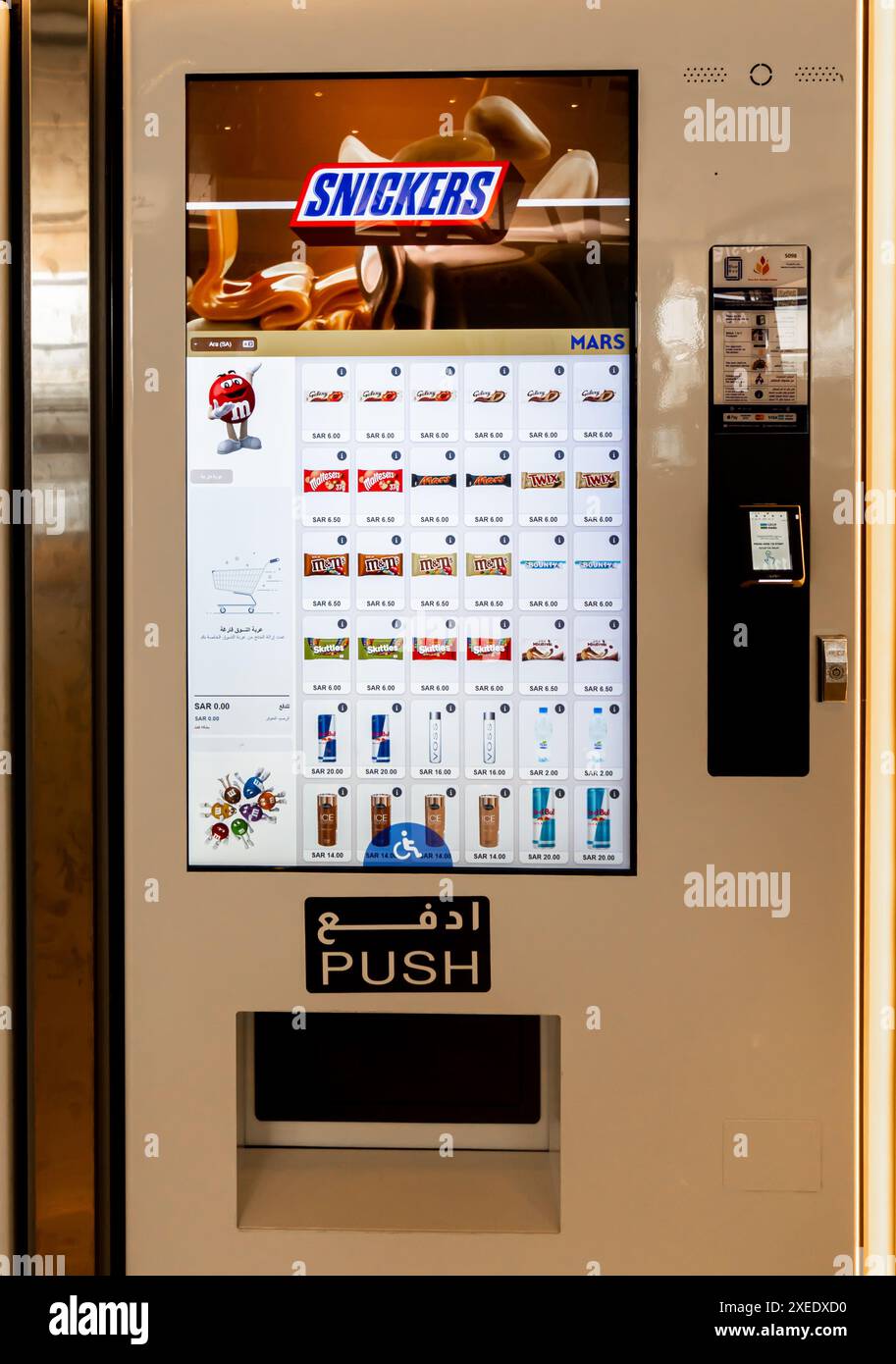 Distributore automatico con Snickers che vende spuntini e bevande in lattine bevande in scatola i Airport Jeddah, Arabia Saudita, JED, Asia Foto Stock