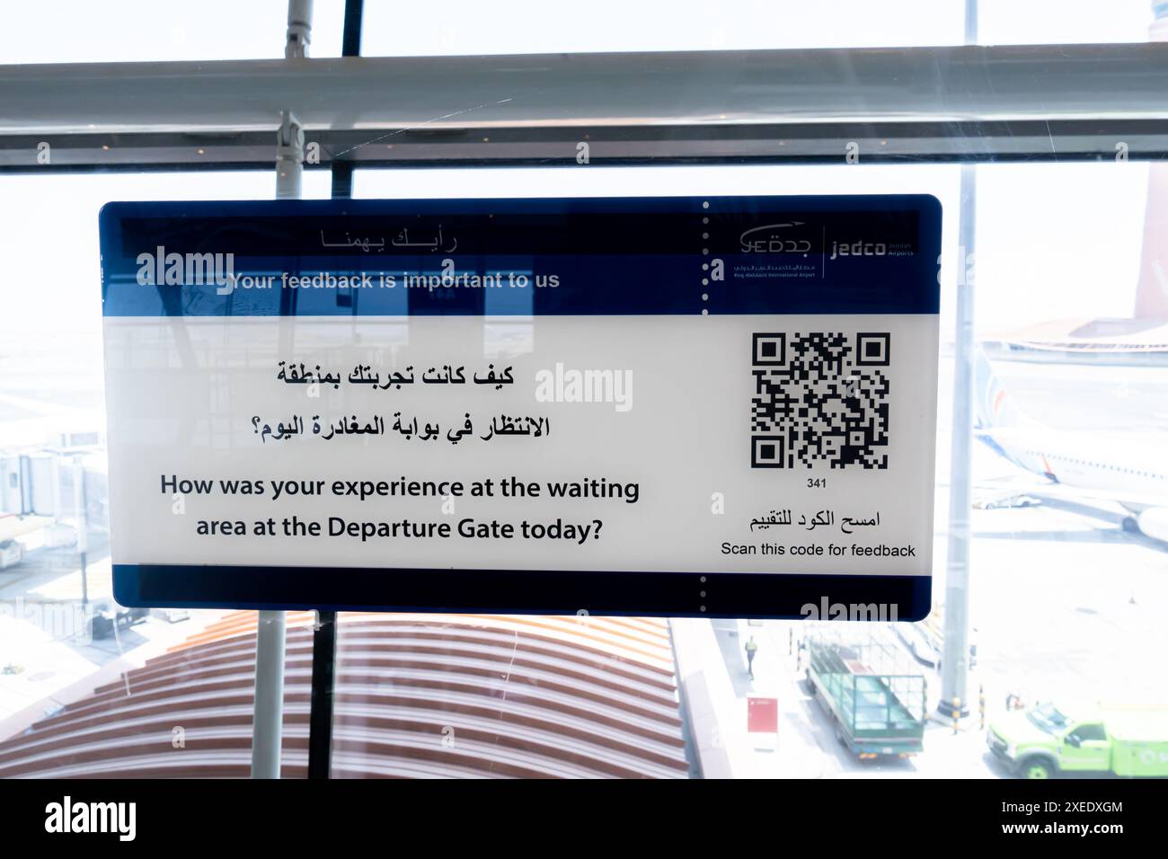 segnale di feedback, com'è stata la tua esperienza con noi? Arabo inglese bilingue con codice qr. Aeroporto di Jeddah, Arabia Saudita, JED, Asia Foto Stock