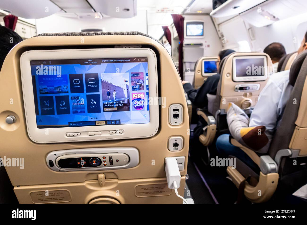 Menu principale nella televisione personale, PTV di fronte a un sedile aereo Boeing 787-10 Etihad Away Foto Stock