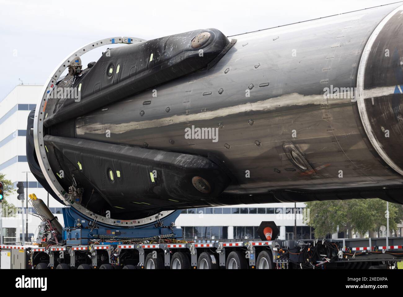 Kennedy Space Center, Stati Uniti. 23 giugno 2024. Booster B-1062 diretto al suo 22° volo mentre trasportato di fronte al VAB con 21 voli completati fino ad oggi. Kennedy Space Center, contea di Brevard, Florida. (Foto di Scott Schilke/Sipa USA) credito: SIPA USA/Alamy Live News Foto Stock