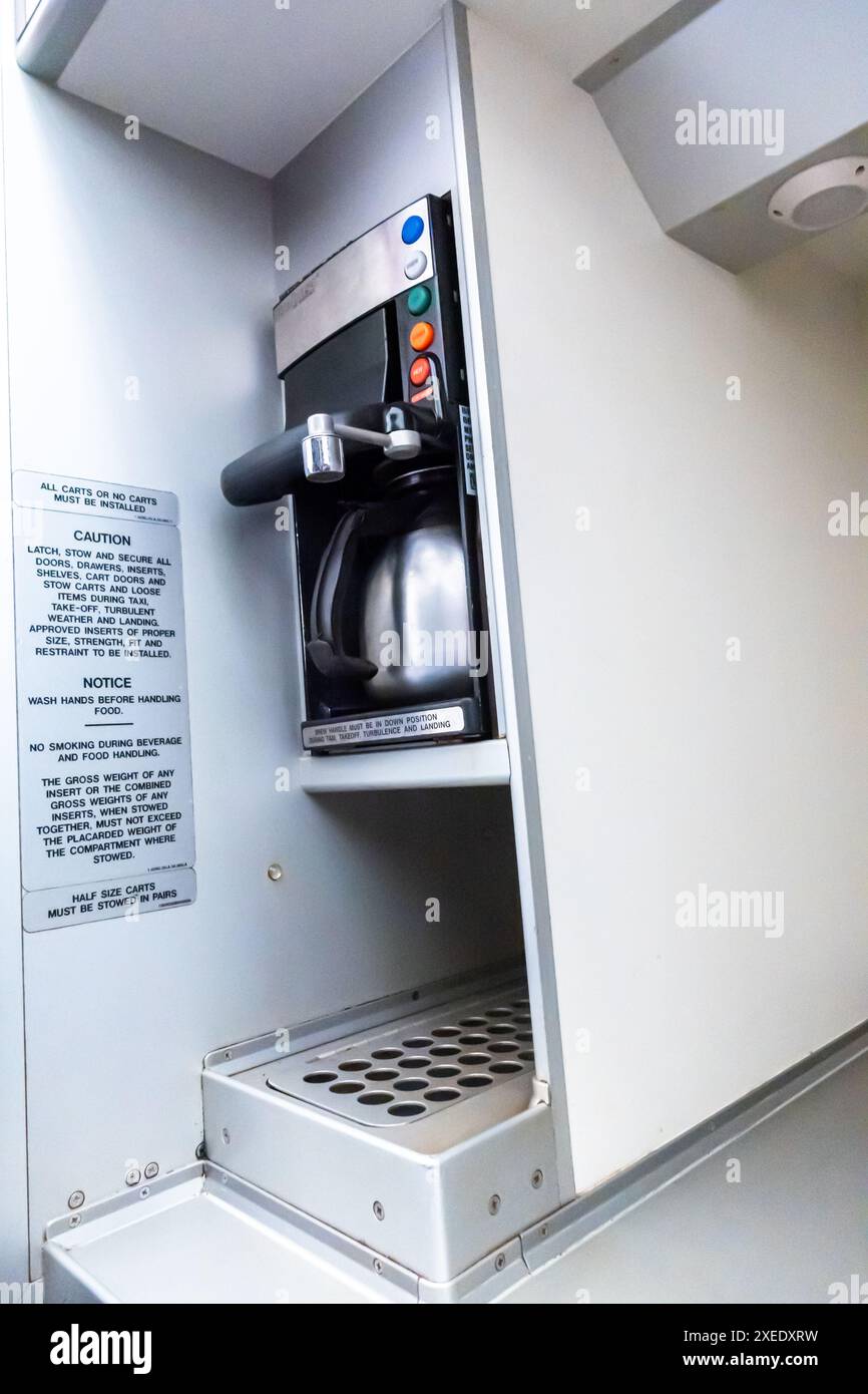 Caffettiera elettrica, accesso del personale a bordo del Boeing 787-10. norme di sicurezza, istruzioni Foto Stock