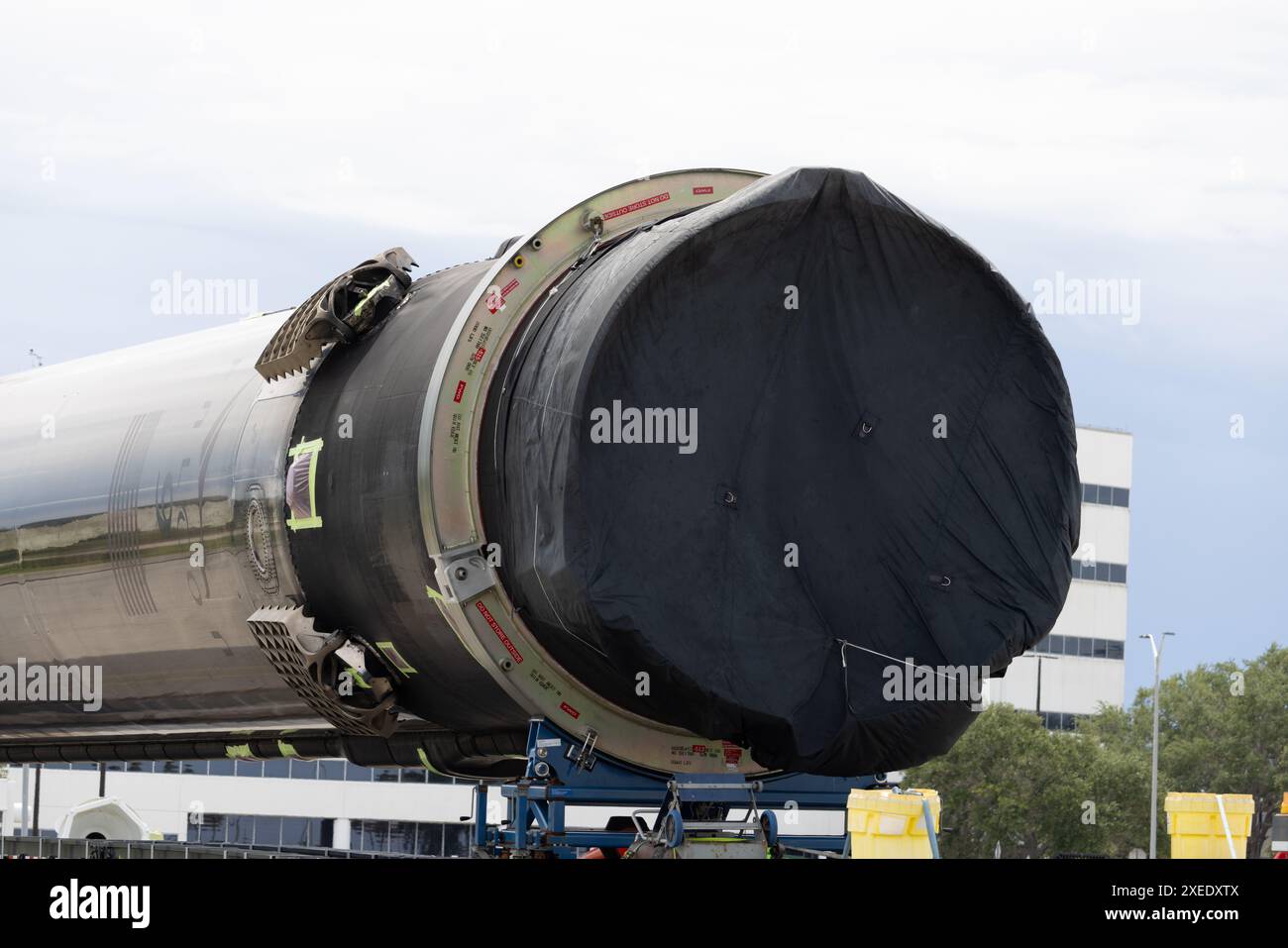 Booster B-1062 diretto al suo 22° volo mentre trasportato di fronte al VAB con 21 voli completati fino ad oggi. Kennedy Space Center, contea di Brevard, Florida. (Foto di Scott Schilke/Sipa USA) Foto Stock