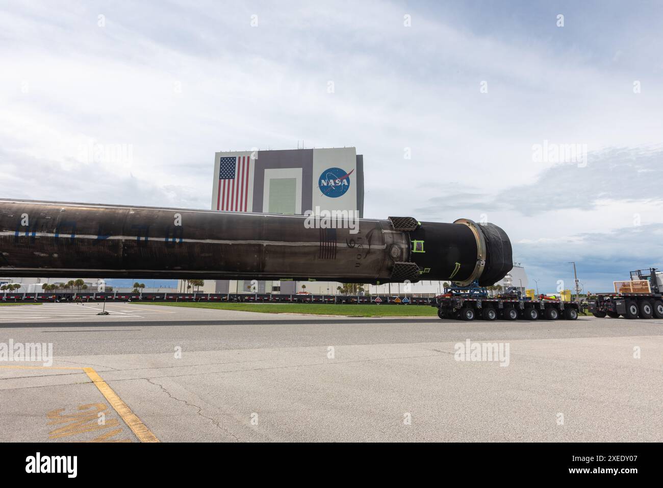 Booster B-1062 diretto al suo 22° volo mentre trasportato di fronte al VAB con 21 voli completati fino ad oggi. Kennedy Space Center, contea di Brevard, Florida. (Foto di Scott Schilke/Sipa USA) Foto Stock