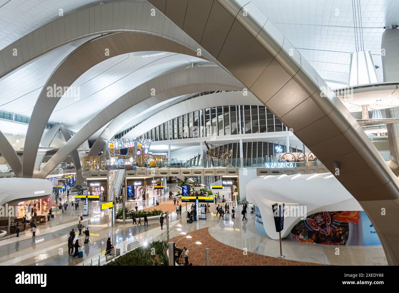 L'interno dell'aeroporto internazionale Zayed, Abu Dhabi, Emirati Arabi Uniti, design di Kohn Pedersen Fox (KPF) Foto Stock