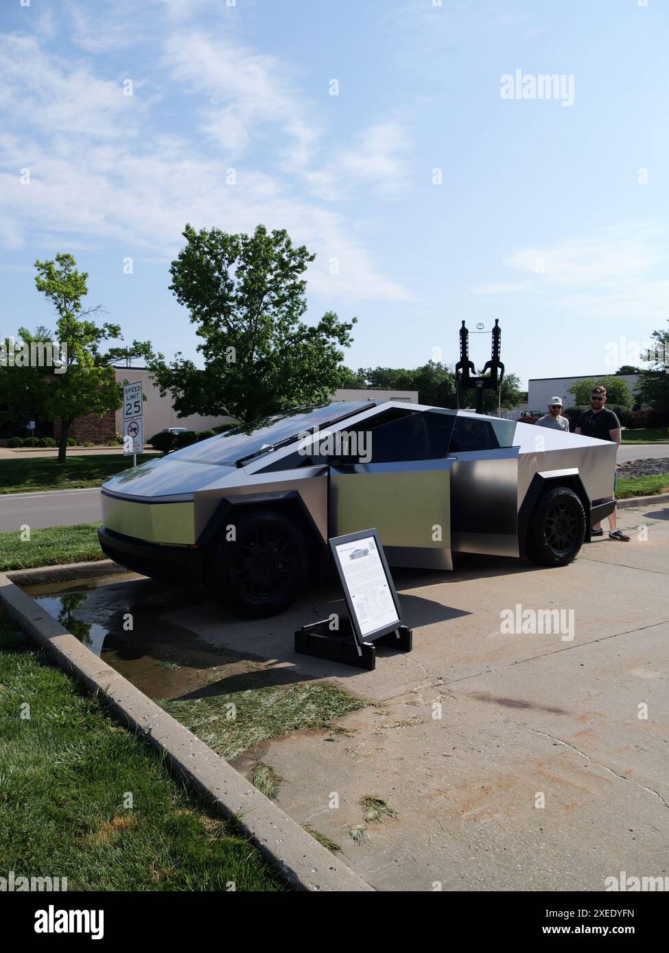 Olathe, Kansas - 8 giugno 2024: Tesla Cybertruck con pistola replica - Cyberpunk Style Electric Vehicle Foto Stock