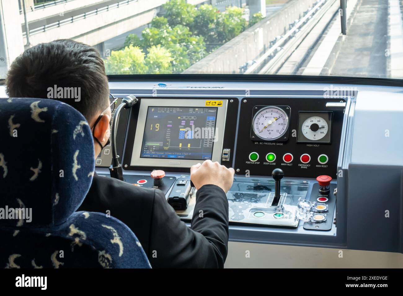 Un autista guida il treno dall'Aeroporto di Giacarta alla stazione ferroviaria, Indonesia Foto Stock