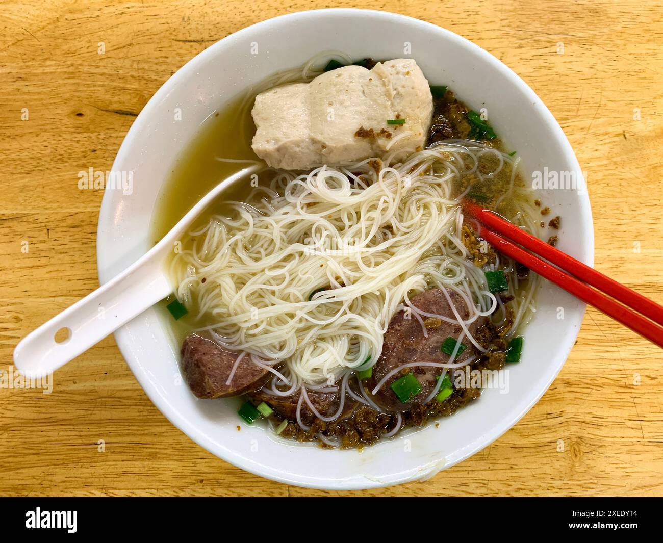 Vista dall'alto della deliziosa zuppa di maiale. Cucina asiatica. Foto Stock