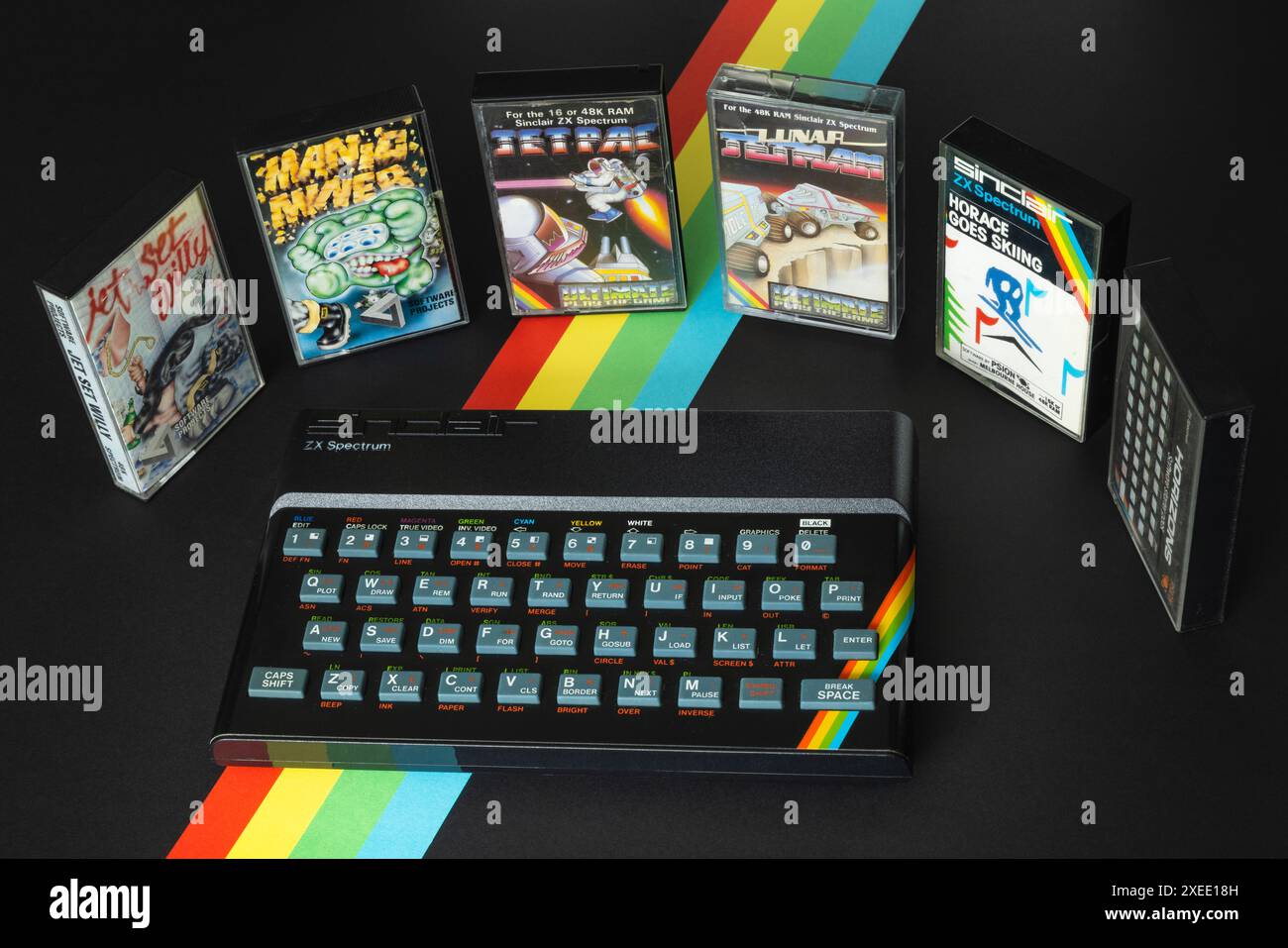 Home computer Sinclair ZX Spectrum e una selezione di giochi classici su cassetta Foto Stock