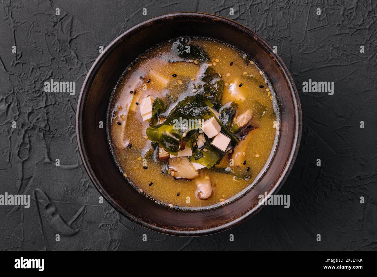 Zuppa con alghe e funghi vista dall'alto Foto Stock