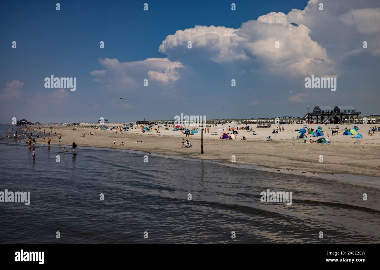 27 giugno 2024, Schleswig-Holstein, San Pietro-Ording: Il sole splende sulla spiaggia di San Pietro-Ording, frequentata dai turisti. Foto: Axel Heimken/dpa Foto Stock