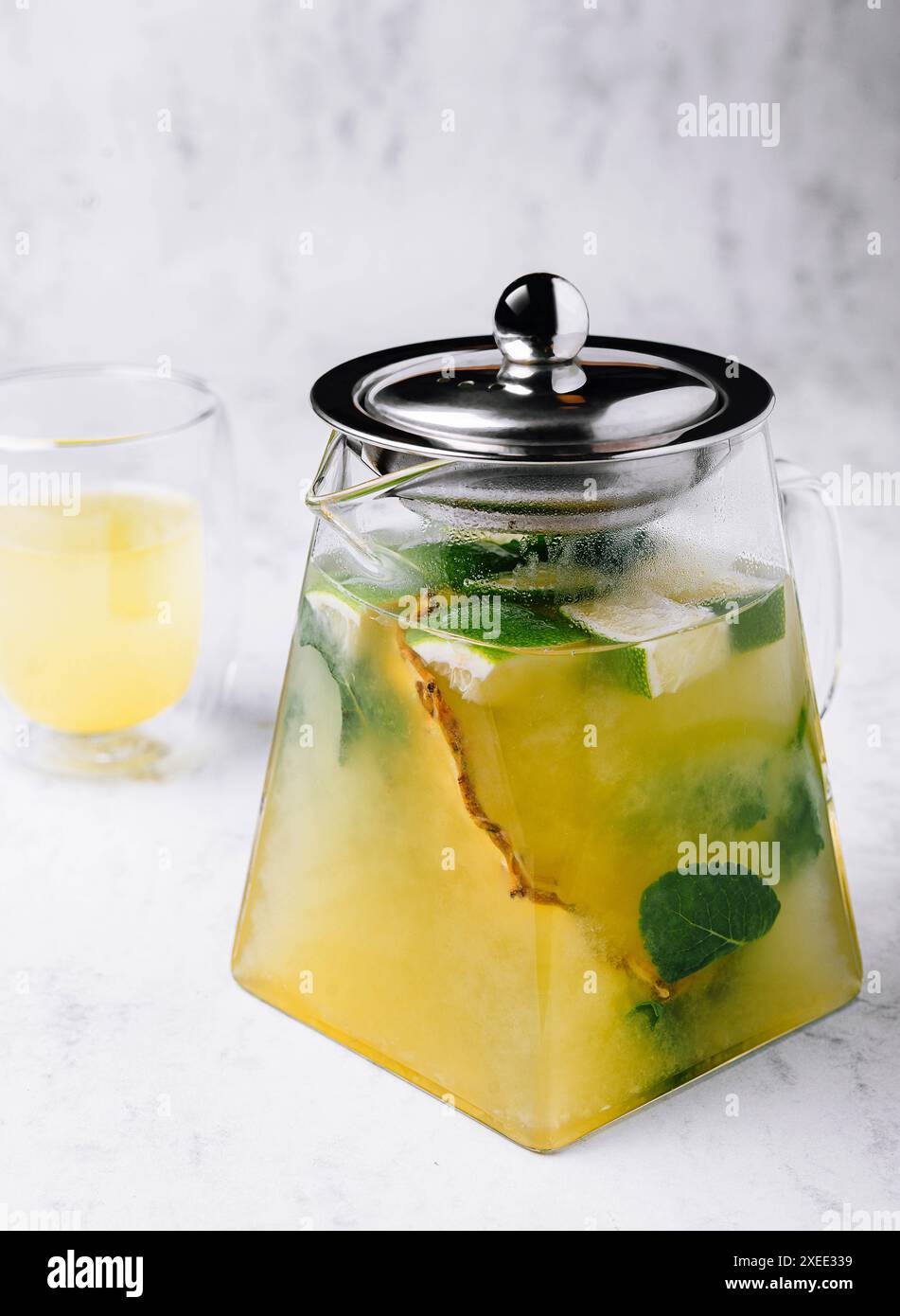 Tè verde ghiacciato o limonata con lime e menta Foto Stock