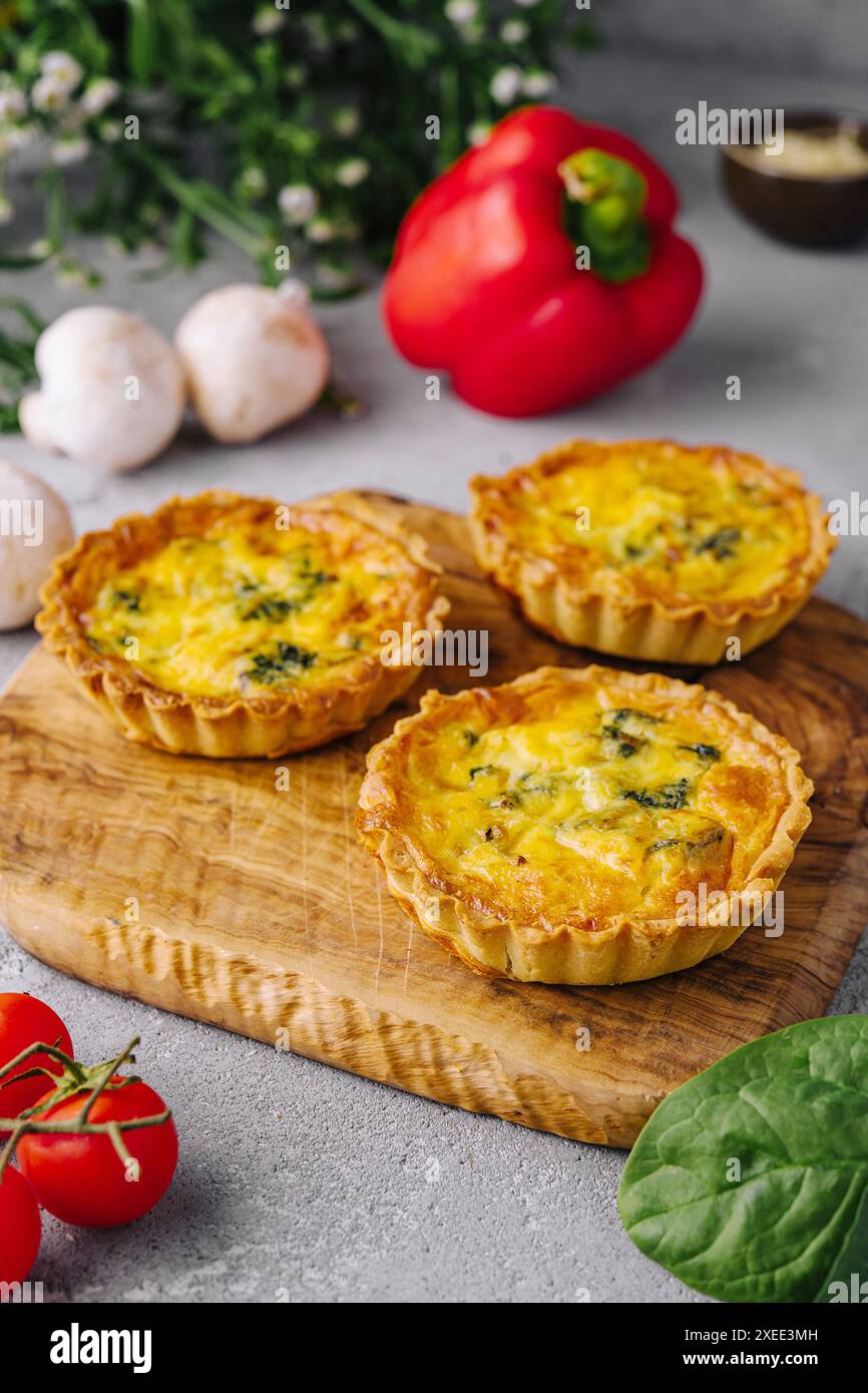 molti piccoli antipasti di quiche Foto Stock