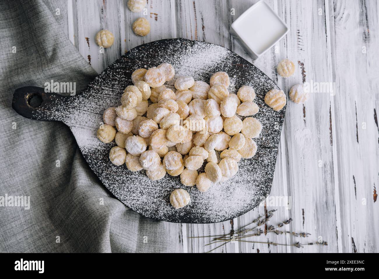 biscotti dolci e rotondi arrotolati in zucchero a velo Foto Stock