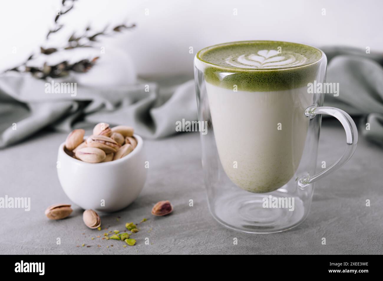 Latte matcha verde con pistacchi Foto Stock