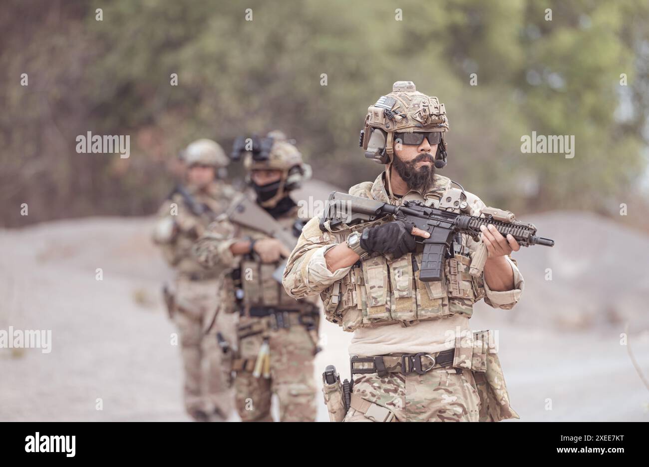 Soldati in uniformi militari mimetiche che trasportano armi, missioni di ricognizione in aspre montagne, battaglia di fanteria d'assalto Foto Stock