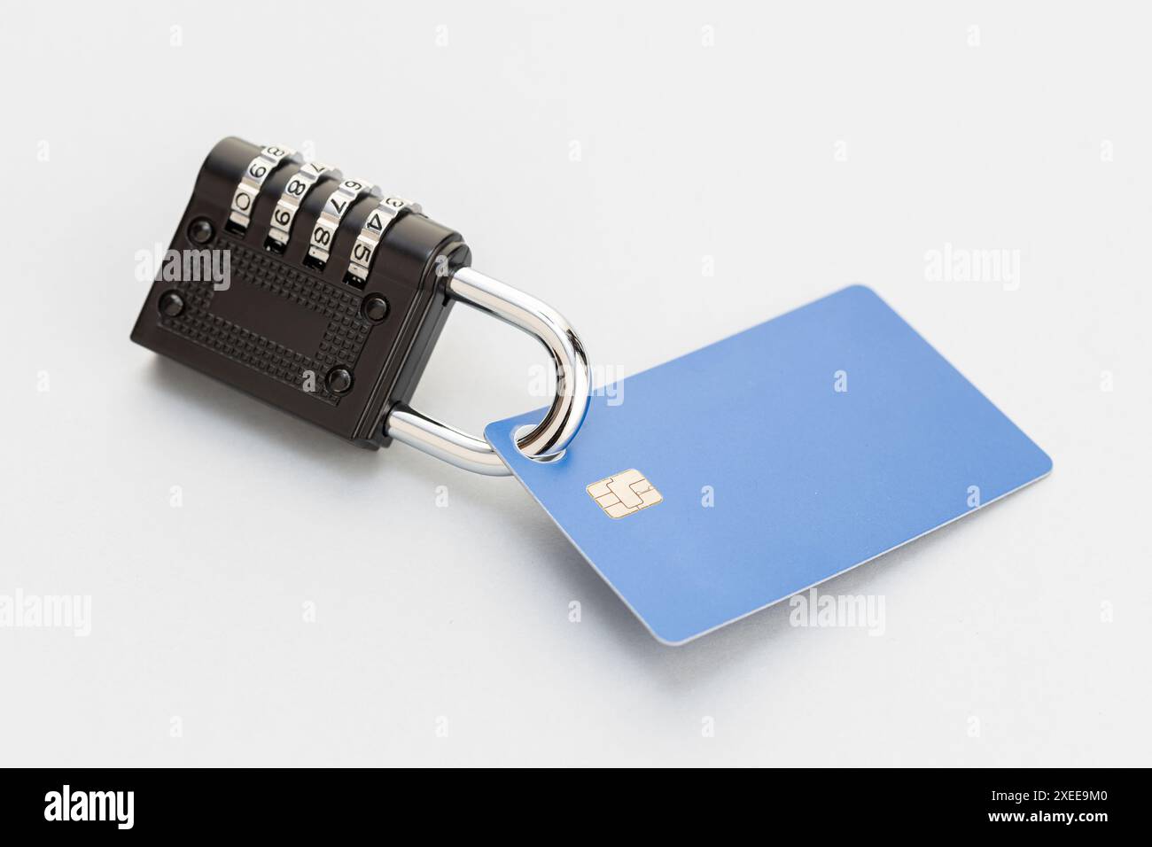 Lucchetto di sicurezza chiuso sulla carta di credito. Carta di credito o sicurezza finanziaria Foto Stock