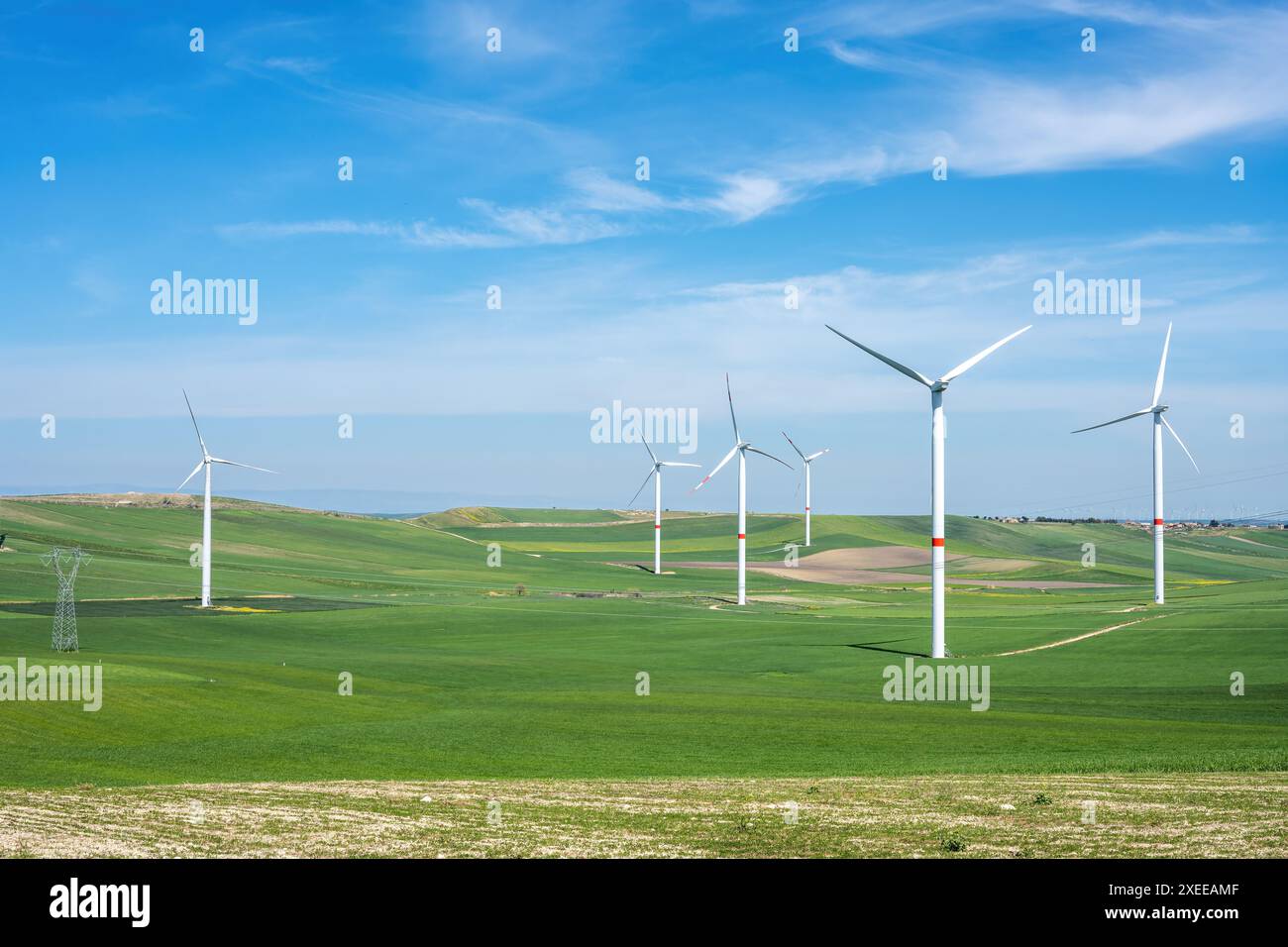 Turbine eoliche e paesaggio agricolo verde visto in Italia Foto Stock