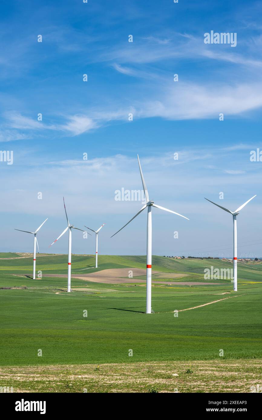 Turbine eoliche e paesaggi agricoli verdi visti in Puglia, Italia Foto Stock