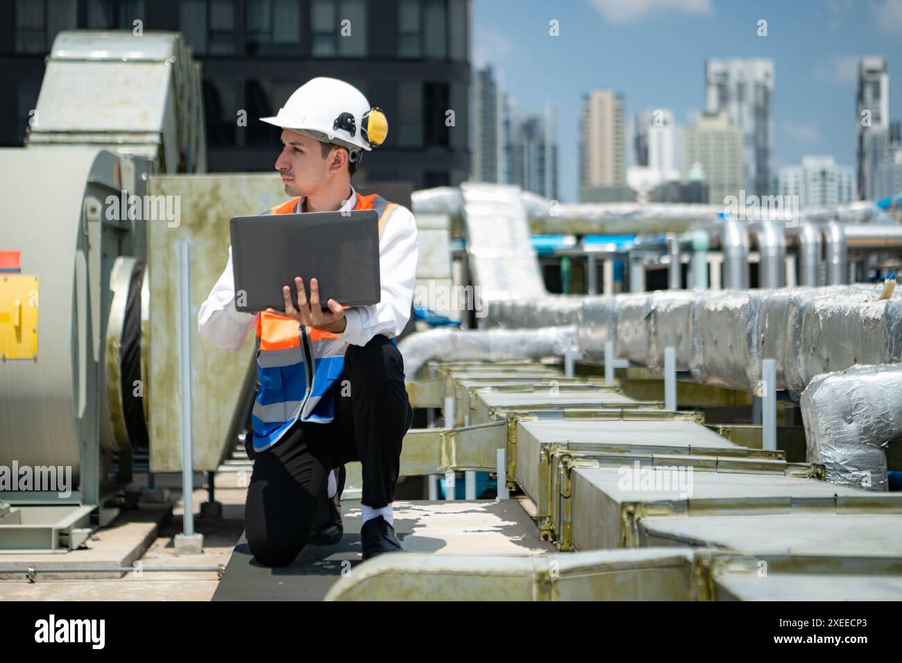 Gli ingegneri ispezionano i sistemi dell'aria condizionata e dell'acqua completati per continuare a verificarne il funzionamento. Foto Stock