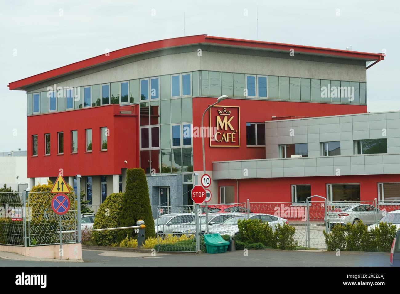 Poznan, Polonia - 19 maggio 2023: L'esterno dell'edificio MK Cafe mostra la sua facciata rossa brillante e il logo aziendale, adagiato su un cielo coperto, con l'ingegno Foto Stock