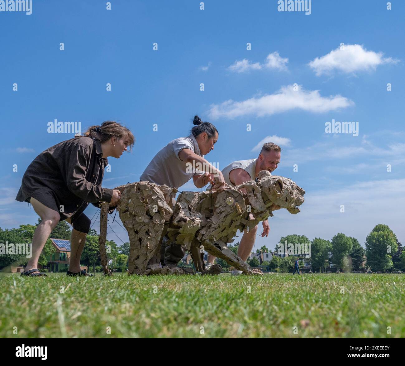 Wimbledon College of Arts, Londra, Regno Unito. 27 giugno 2024. The Walk Productions - il team dietro Little Amal - e Wimbledon College of Arts UAL - presentano The Herds, un nuovo progetto di arte pubblica della Walk Productions. Nel 2025, le mandrie vedranno grandi gruppi di burattini a grandezza naturale migrare verso nord attraverso 000 km attraverso l'Africa e l'Europa mentre fuggono dal disastro climatico. Il team creativo mostra gli animali in officina e fa i primi passi. Crediti: Malcolm Park/Alamy Live News Foto Stock