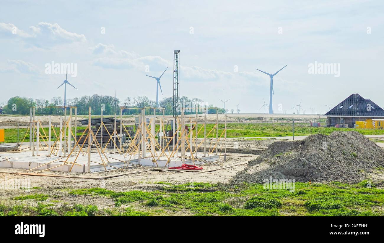 Cantiere di una nuova area dei sobborghi olandesi con moderne case di famiglia e case di famiglia di recente costruzione Foto Stock