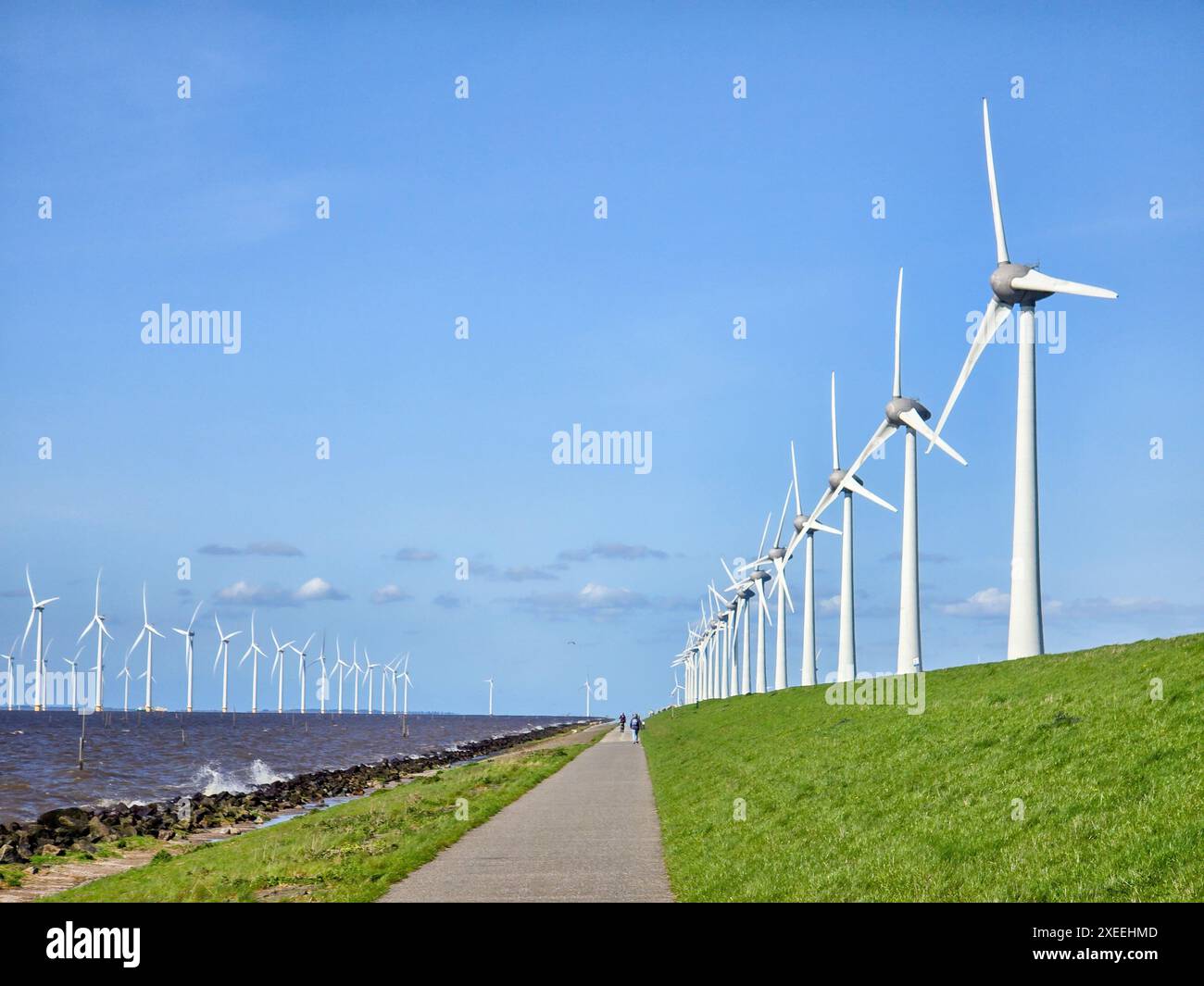 Parco offshore con mulini a vento e cielo blu, parco con mulini a vento nell'oceano. Paesi Bassi Europa Foto Stock