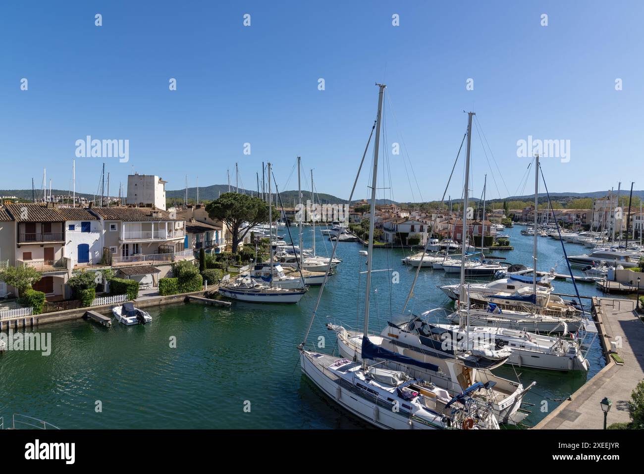 Port Grimaud marina in Francia in primavera con yacht e barche a vela Foto Stock Port Grimaud marina in Francia in primavera con yacht e barche a vela Foto Stock