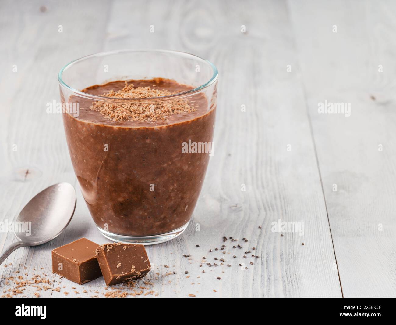 Budino di cioccolato al cioccolato in bicchiere su un tavolo grigio Foto Stock