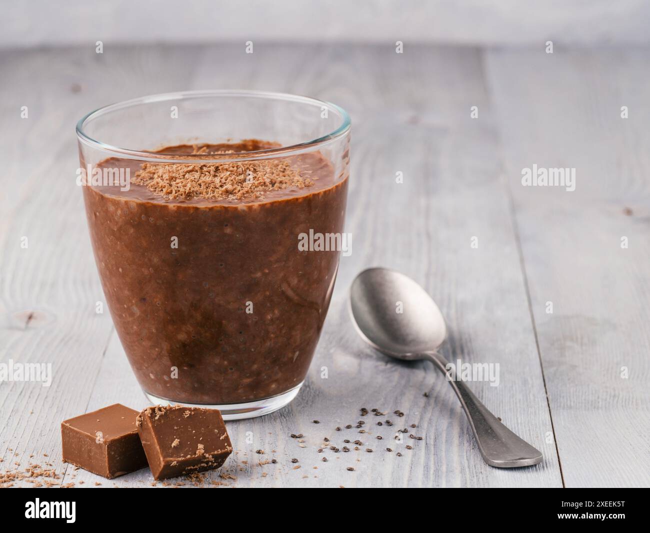 Budino di cioccolato al cioccolato in bicchiere su un tavolo grigio Foto Stock