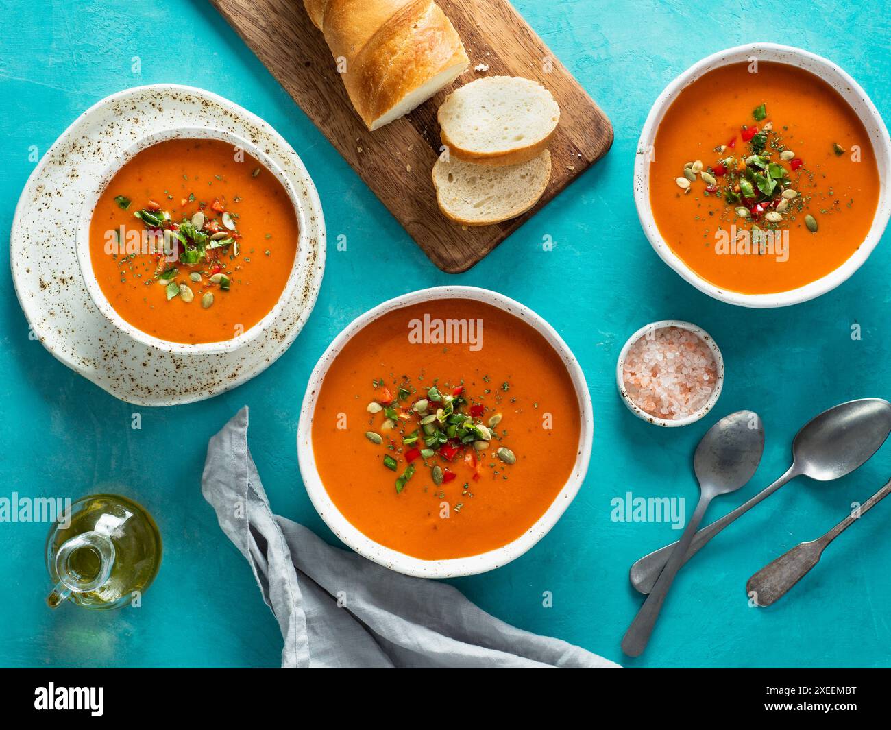Zuppa di Gaspacho su blu, vista dall'alto Foto Stock
