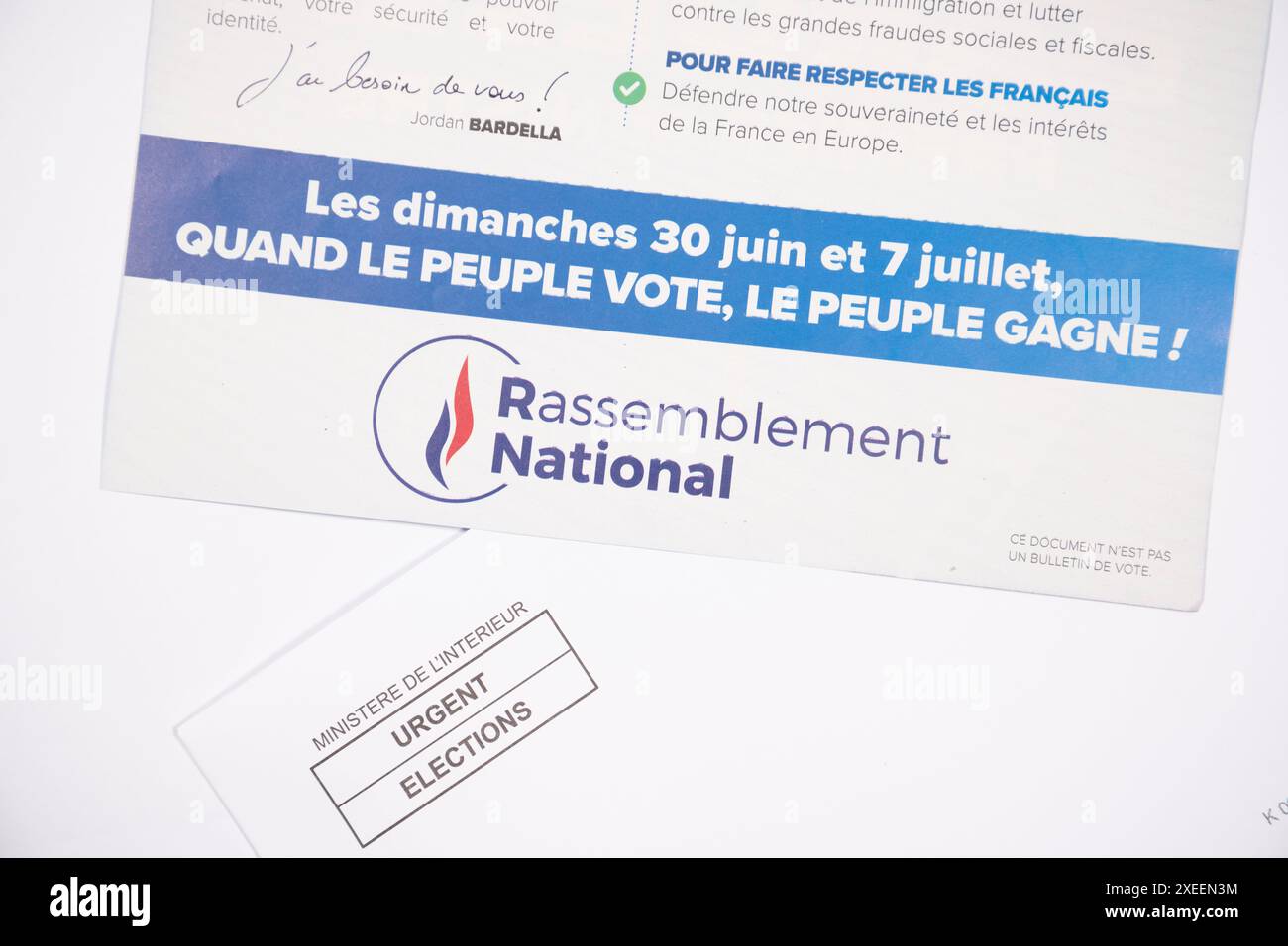 St-Maxmim-la-Ste-Baume, Francia, 27 giugno 2024. Nell'ambito delle elezioni parlamentari francesi, gli elettori della sesta circoscrizione elettorale del Var ricevono i programmi dei candidati. Campagna elettorale per le elezioni legislative del 2024 Foto Stock