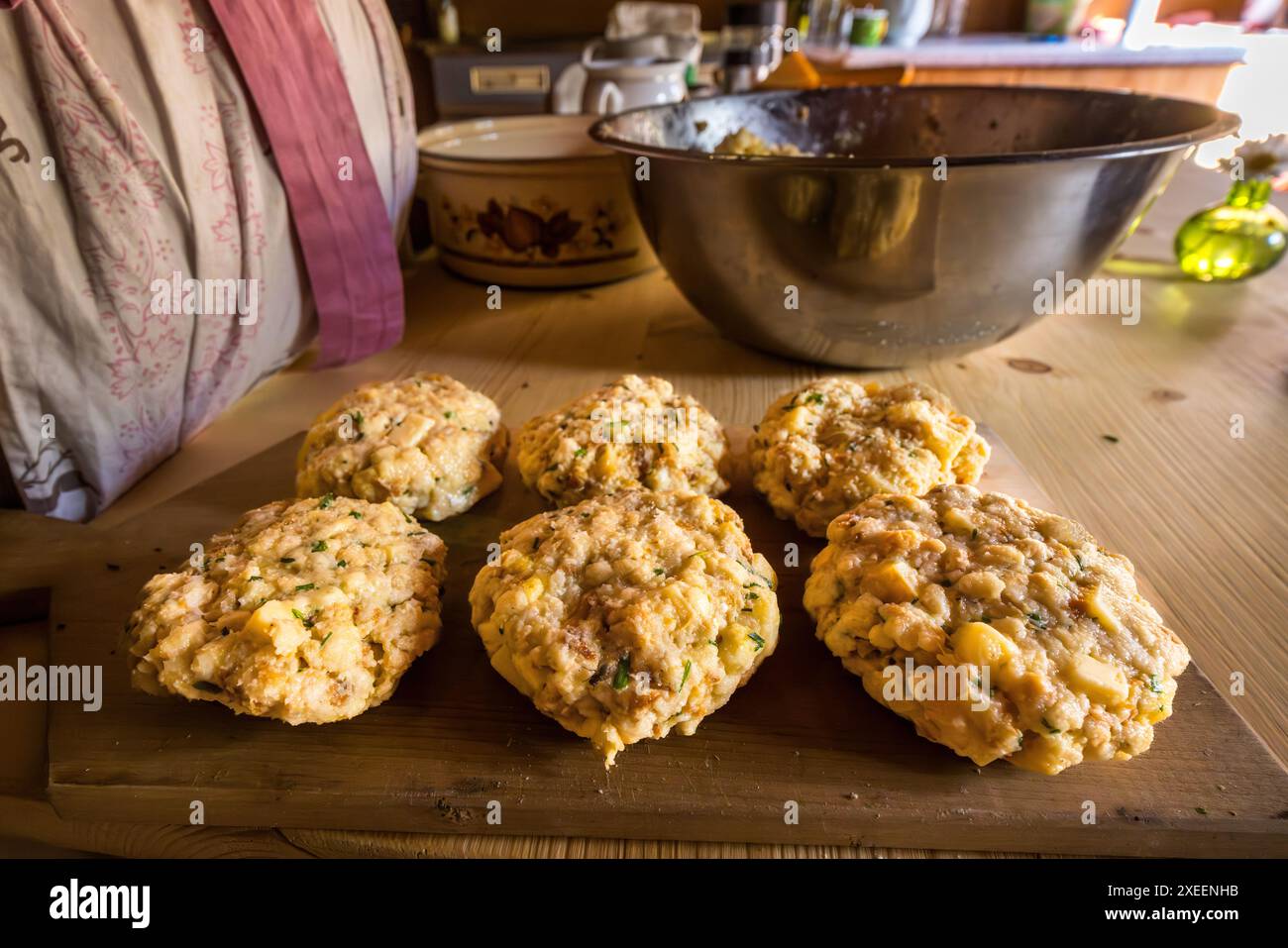 Gnocchi di formaggio appena formati. Tradizionalmente, vengono fritti sui pascoli alpini della valle del Grossarl e serviti in una zuppa. Prelibatezze fatte in casa al Filzmoosalm, Großarl, Salisburgo, Austria Foto Stock