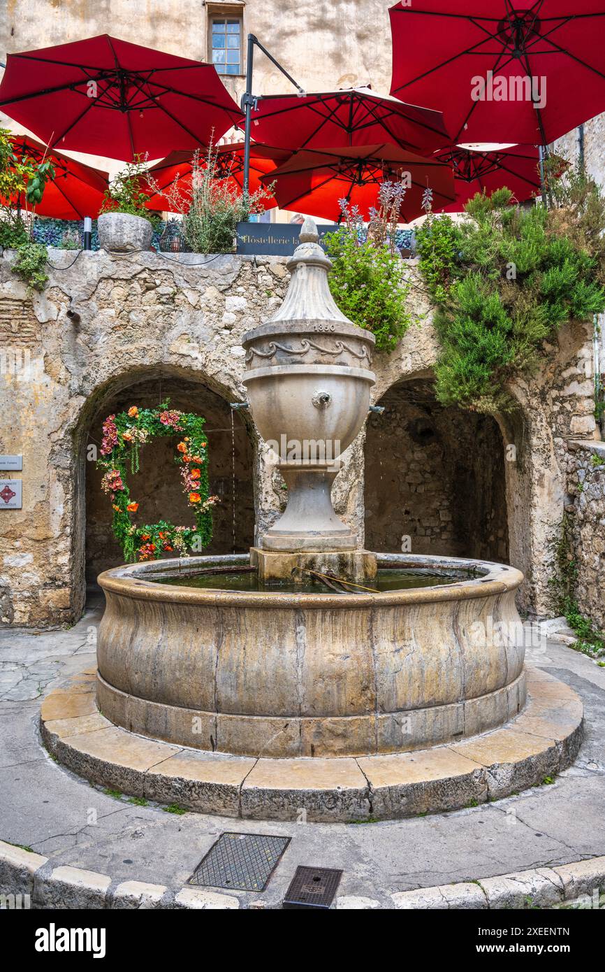 Monumentale fontana in pietra nella cittadina medievale di Saint Paul de Vence, nel dipartimento delle Alpi marittime della Costa Azzurra nel sud della Francia Foto Stock