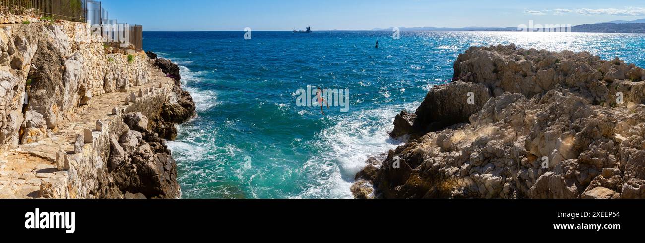 Uomo che cammina su Slack-Line sopra il pano marino Foto Stock