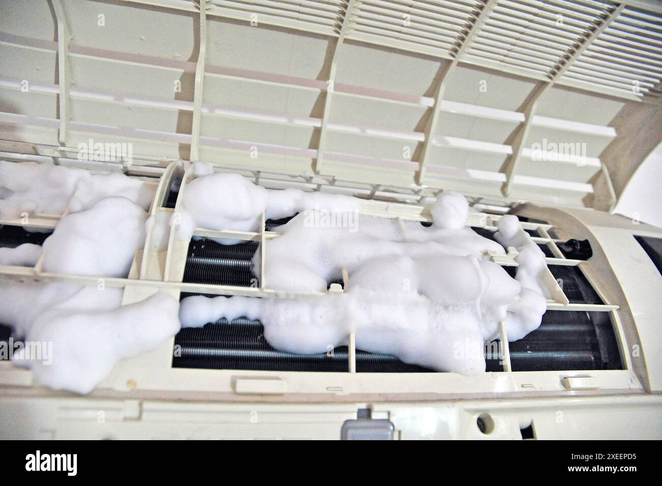 Pulizia di un impianto di climatizzazione domestico Foto Stock
