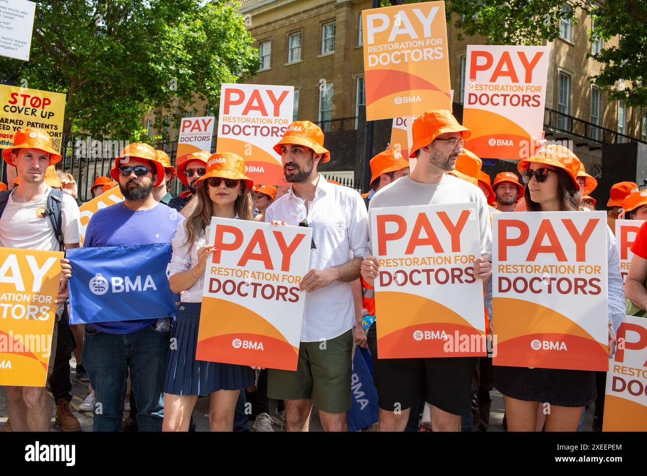 Londra, Inghilterra, Regno Unito. 27 giugno 2024. I medici junior organizzano un raduno a Whitehall fuori Downing Street per la loro lunga disputa salariale con il governo credito: Richard Lincoln/Alamy Live News Foto Stock